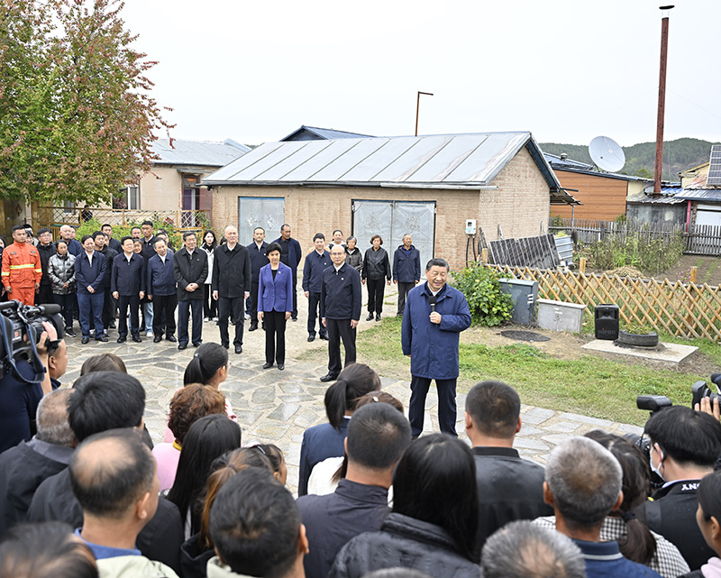 9月6日至8日，中共中央總書(shū)記、國(guó)家主席、中央軍委主席習(xí)近平在黑龍江考察。這是6日下午，習(xí)近平在大興安嶺地區(qū)漠河市北極村考察時(shí)，同當(dāng)?shù)厝罕娪H切交流。