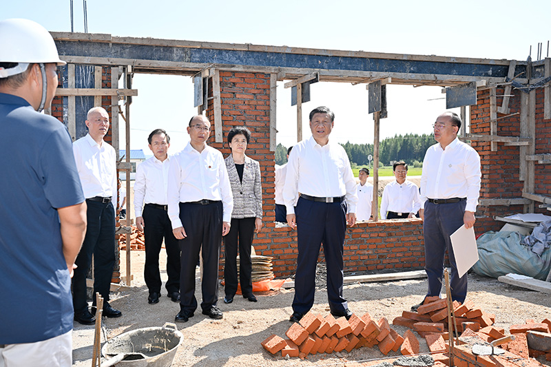 9月6日至8日，中共中央總書(shū)記、國(guó)家主席、中央軍委主席習(xí)近平在黑龍江考察。這是7日上午，習(xí)近平在遭受洪澇災(zāi)害的哈爾濱尚志市老街基鄉(xiāng)龍王廟村，察看水毀房屋重建情況。